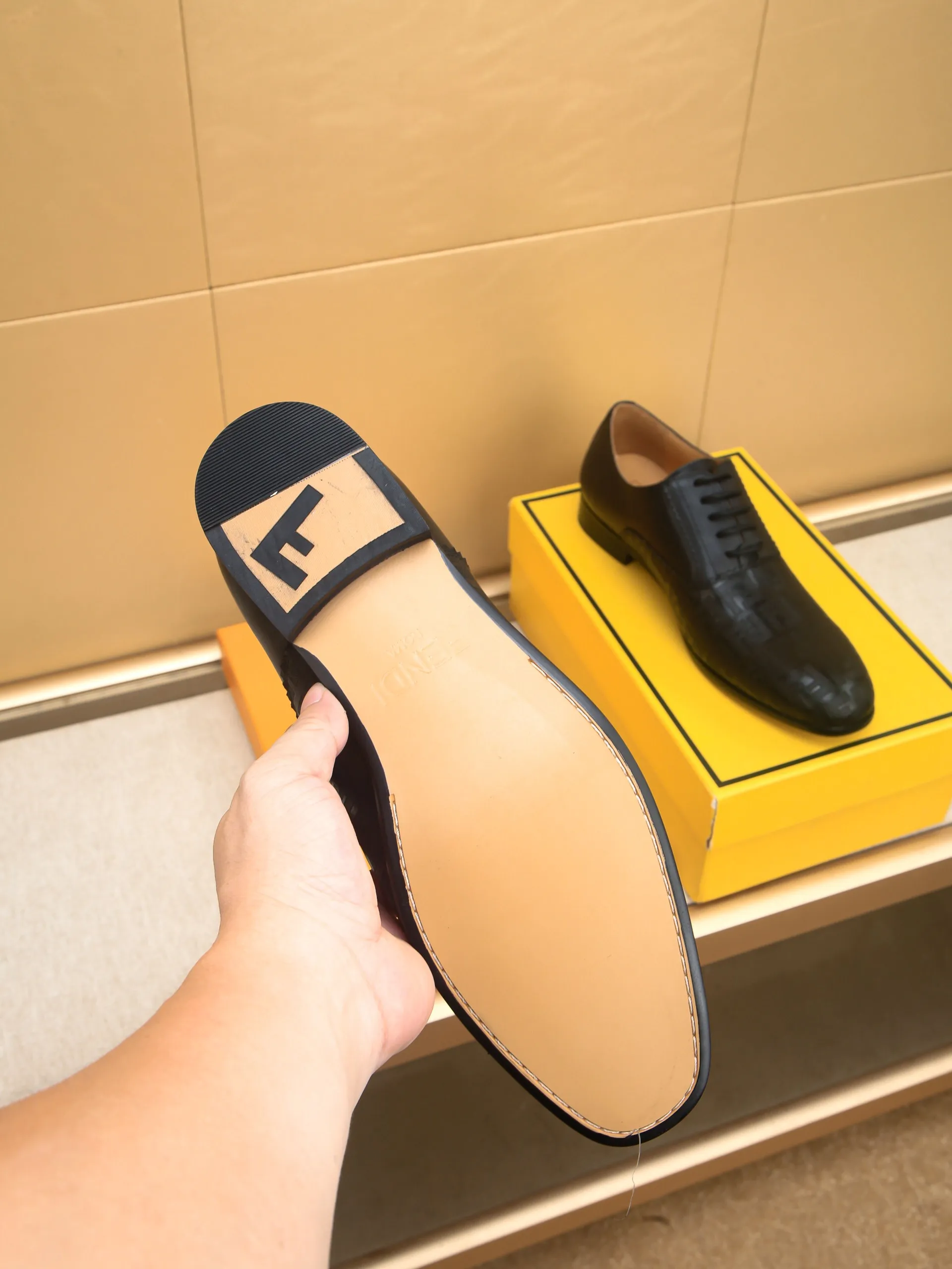 Men's shoes💰460 🕷🕷【FENDI】The latest men's formal leather shoes🇨🇳Classic series not to be missed💯The first layer is made of imported first-layer cowhide☘Original quality, the leather is smooth and delicate🎋Awesome version, perfect streamlined outline🍇🐮Leather lining, code number 39-44...(customized at 38.45.46.47)